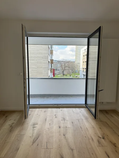 Balkon - Wohnung kaufen in Köln - CHARMANT LEBEN AM AGNESVIERTEL: MODERNISIERTE 3-ZIMMER EIGENTUMSWOHNUNG MIT AUFZUG UND SONNENBALKON