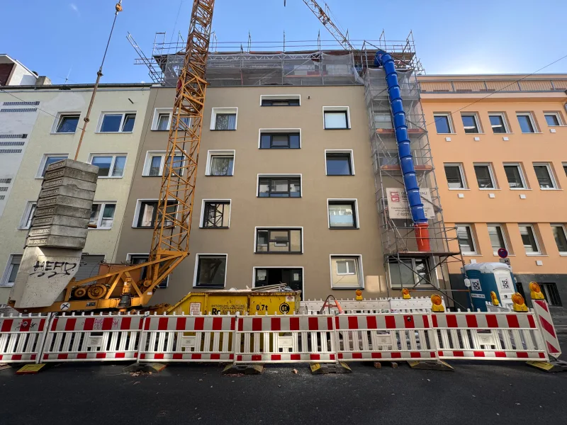 Aussenansicht - Wohnung kaufen in Köln - NACHHALTIG MODERNISIERT MIT ERDGESCHOSSKOMFORT UND SÜDBALKON  + RUHIG +PROVISIONSFREI+