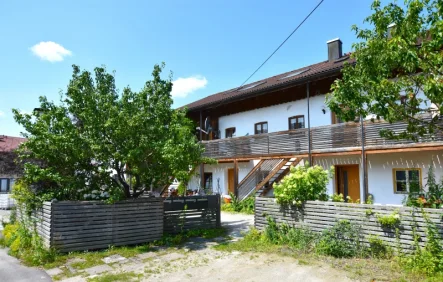 Außenansicht - Haus kaufen in Biberg - Absolute Rarität - Großfamilie unter einem Dach - 5 x Wohnen im ehemaligen Bauernhaus mit großem Garten