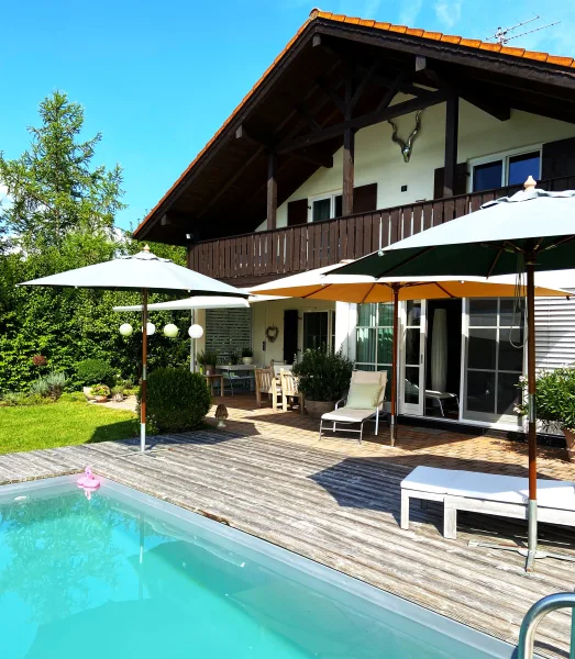 Überdachte Terrasse mit Pool