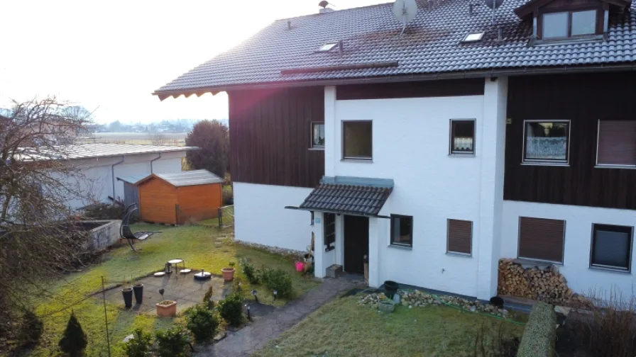 Hausansicht - Wohnung kaufen in Bruckmühl - Alpenblick, Loggia, Garten - das perfekte Familiennest