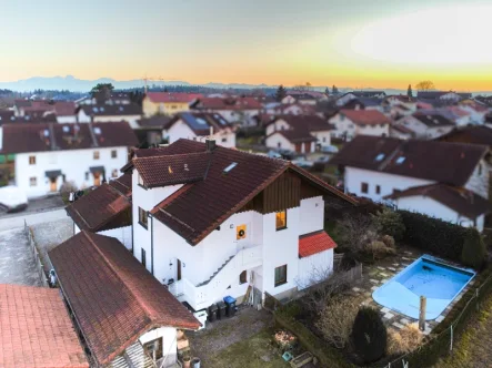 Drohnenbild - Haus kaufen in Tuntenhausen - Familienidyll mit Weitblick - 2-Fam. Haus mit Außenpool und Potenzial