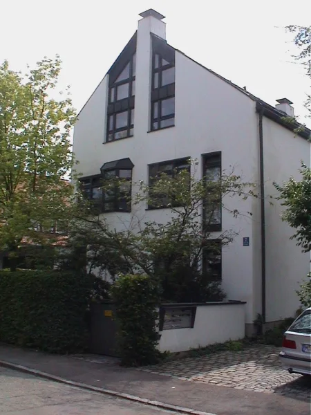 Modernes kleines Mehrfamilienhaus - Wohnung mieten in München - Sehr schöne 2 Zimmer Erdgeschosswohnung mit kleinem Garten