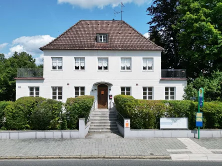 Straßenansicht - Grundstück kaufen in Wolfratshausen - Entwicklungsgrundstück mit charmanter Stadtvilla