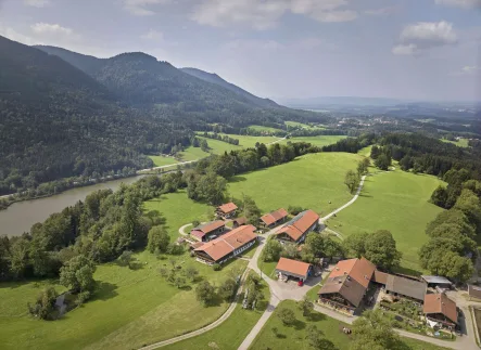 Landschaft - Haus kaufen in Wackersberg - Ländliche Idylle am Blomberg – Charmantes Ferienhaus oder neues Zuhause