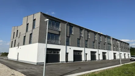 Aussenansicht - Halle/Lager/Produktion mieten in Gablingen - Neubau in Gablingen: 232 m² Büroflächen mit 119 m² Lager-/Werkstattflächen