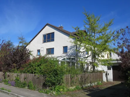 Aussenansicht - Haus kaufen in Augsburg - Augsburg-Firnhaberau: Doppelhaushälfte mit 260 m² Wfl. und 712 m² Grund