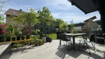 Terrasse mit Blick in den Garten