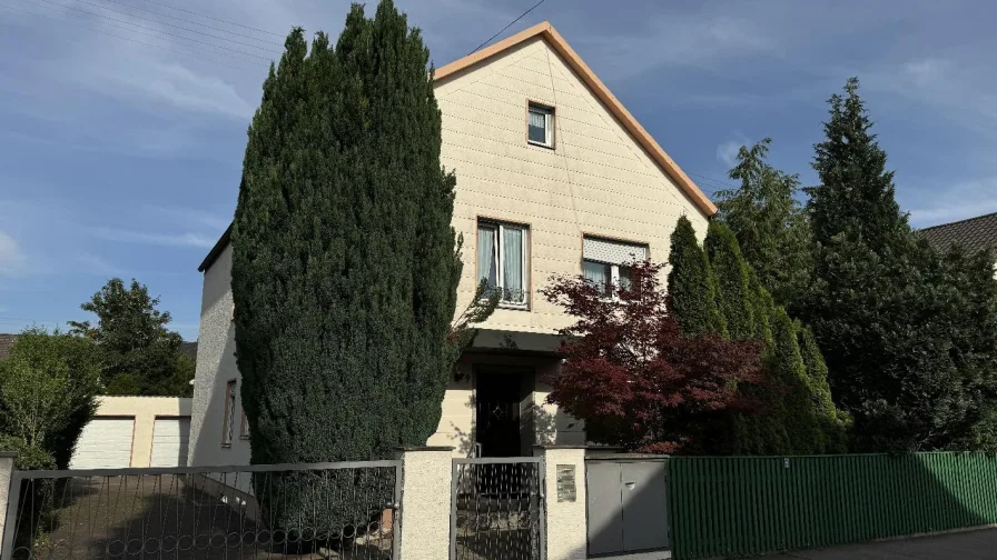 Aussenansicht - Haus kaufen in Augsburg - Neu am Markt: 2-Familienhaus mit 922 m² Grund in Hochzoll-Süd