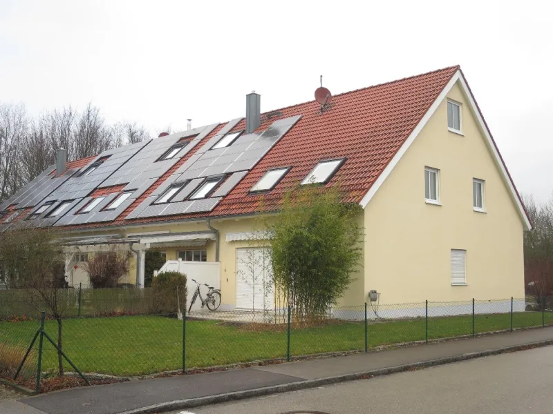 Aussenansicht - Haus kaufen in Schwabmünchen - Gepflegtes Reiheneckhaus in Schwabmünchen mit Garage und 2 Stellplätzen