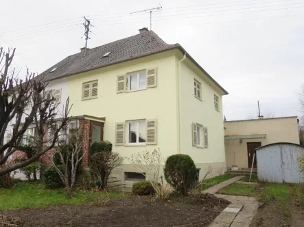 Nord-Ost-Ansicht - Haus kaufen in Neusäß - Renovierungsbedürftige DHH mit ca. 760 m² Grund in Neusäß-Steppach