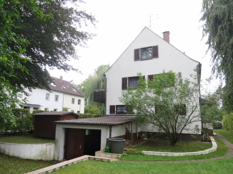 Ostansicht - Haus kaufen in Augsburg - Renovierungsbedürftiges Einfamilienhaus mit ca. 120 m² Wfl. in Augsburg-Haunstetten