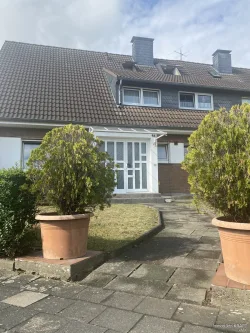 Herzlich willkommen! - Haus kaufen in Meerbusch - Doppelhaushälfte mit zwei Wohnungen, Balkonen, Terrasse, Garten und Garage