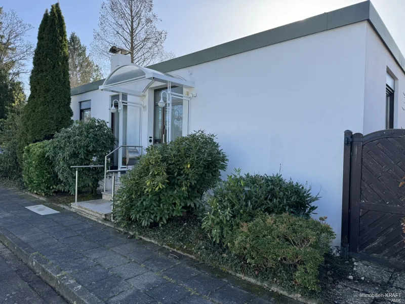 Straßenansicht - Haus kaufen in Bonn - Bungalow mit Terrasse, Garten, Schwimmbad und Doppelgarage