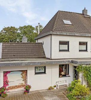 Straßenansicht - Haus kaufen in Duisburg - Doppelhaushälfte mit Garten, Sauna und Schwimmbecken