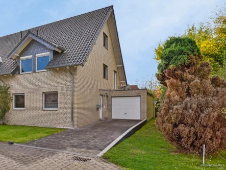 Straßenansicht  - Haus kaufen in Willich - Doppelhaushälfte mit Terrasse, Garten und Garage