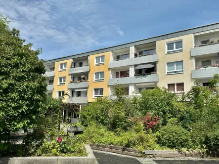 Titelbild - Wohnung kaufen in München - Selbstbezug oder perfekte Kapitalanlage - Elegante 3-Zi.-Wohnung mit herrlichem Südbalkon