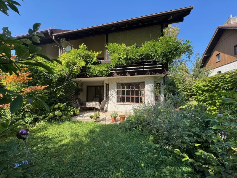 Traumhafter Garten - Haus kaufen in München / Aubing-Lochhausen-Langwied - Traumhafte, große Doppelhaushälfte. Idyllischer Garten. Perfekt für Familien.