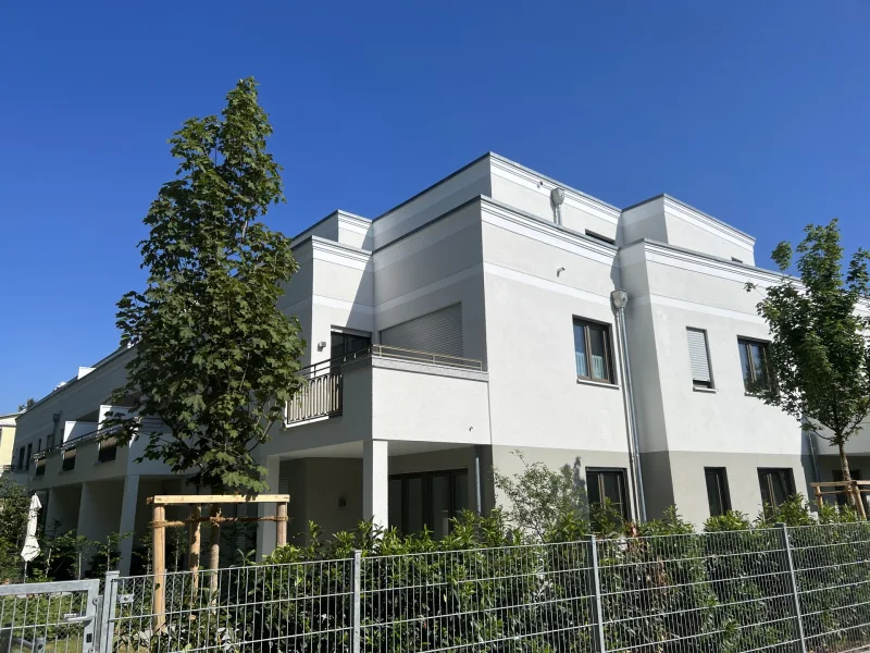 Aussenansicht - Wohnung kaufen in München - Exklusive, charmante 3-Zimmer-Gartenwohnung. Sonnige Terrasse. ERSTBEZUG.