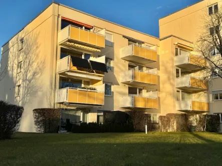 Außenansicht - Wohnung kaufen in München - Großzügige 4-Zimmer-Erdgeschosswohnung in begehrter Lage von Solln!