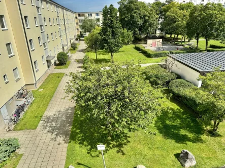 Ausblick zum Innenhof - Wohnung kaufen in München - Selbstbezug oder perfekte Kapitalanlage - Elegante 3-Zi.-Wohnung mit herrlichem Südbalkon