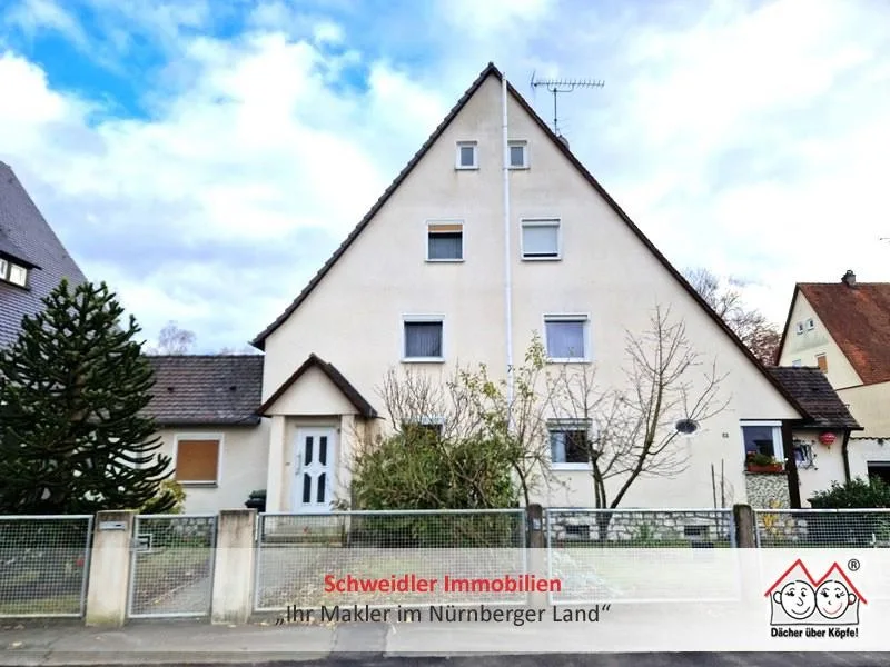 Nordwestansicht - Haus kaufen in Lauf - Doppelhaushälfte mit Stadtgarten, 2 Garagen und Nebengebäuden, zentral gelegen in Lauf