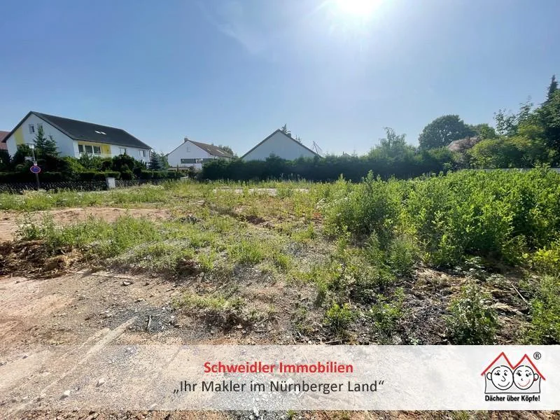 Grundstücksansicht 1 - Grundstück kaufen in Erlangen - Mit genehmigtem Bauplan für zwei DHH'en! Sonniges Baugrundstück in schöner Lage von Erlangen-OT