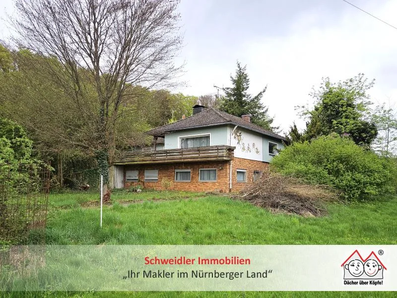 Außenansicht Bild 1 - Haus kaufen in Hiltpoltstein - "Dornröschenschlaf": Großer Bungalow mit Sanierungsbedarf in ruhiger Lage von Hiltpoltstein