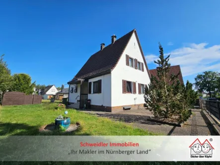 Außenansicht Bild 1 - Haus kaufen in Schwaig-Behringersdorf - Liebhaberobjekt mit Potenzial: EFH aus den 40ern mit Garage auf großem Grd in Schwaig-Behringersdorf