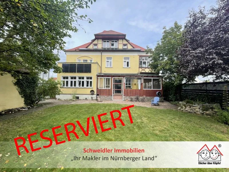 Ansicht - Haus kaufen in Lauf - Absolute Rarität! Imposante Gründerzeit-Villa mit schönem Garten, zentral in Lauf zum Kauf