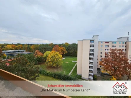 Ausblick Loggia - Wohnung kaufen in Nürnberg - Fast ganz oben: Top gepflegte 3-Zimmer-Wohnung mit Fernblickloggia in Nürnberg-Langwasser