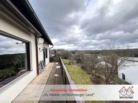 Balkon mit Fernblick - Haus kaufen in Lauf - Panorama daheim: Einfamilienhaus mit einzigartigem Fernblick und Garage in Lauf-Günthersbühl