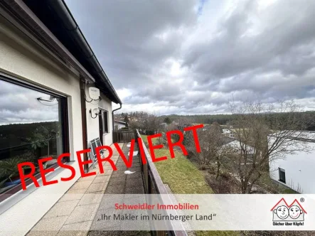 Balkon mit Fernblick - Haus kaufen in Lauf - Panorama daheim: Einfamilienhaus mit einzigartigem Fernblick und Garage in Lauf-Günthersbühl