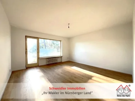 Wohnzimmer - Wohnung mieten in Röthenbach - Renovierte 2-Zimmer-Wohnung mit schöner Loggia und Blick ins Grüne