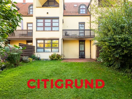 Terrasse und Garten - Wohnung kaufen in Dachau - Dachau - Charmante 2-Zimmer-Wohnung mit Sonnenterrasse & ca. 70 m² großem Gartenrefugium