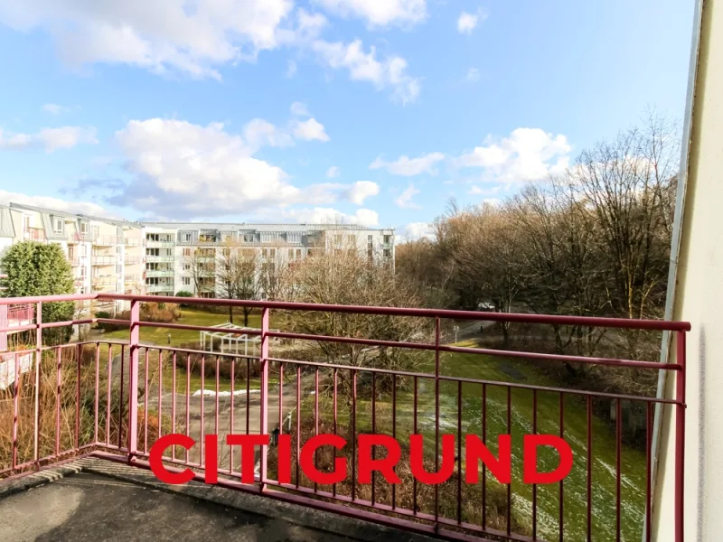 Balkon l Ausblick - Wohnung kaufen in München - Bogenhausen/Cosimapark - Ruhige 2-Zimmer-Wohnung mit sonnigem Balkon & Blick in den grünen Innenhof