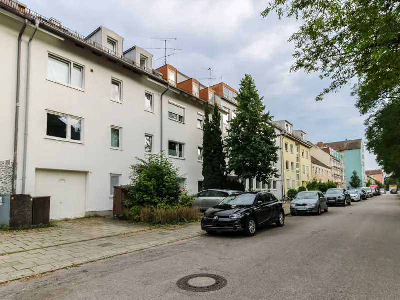 Haus- und Straßenansicht