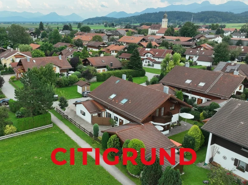 Hausansicht l Umgebung - Haus kaufen in Bruckmühl - Bruckmühl - Großzügiges Familienrefugium mit sonnigem Garten in ländlicher Idylle