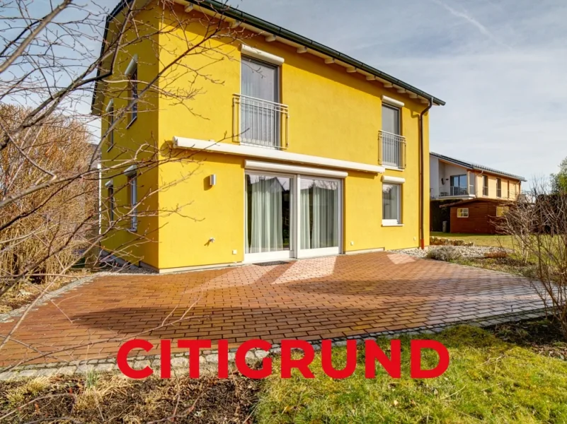 Hausansicht l Terrasse - Haus kaufen in Gauting - Gauting - Großzügiges Wohnidyll mit Sonnenterrasse und traumhaftem Garten - Erbbaurecht