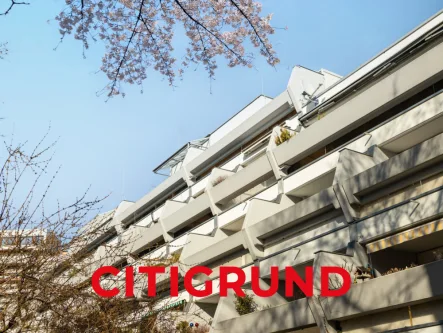 Hausansicht I Westseite - Wohnung kaufen in München - Im Olympiadorf - Individuelle Dachgeschoss-Maisonette mit ruhigen Westbalkonen