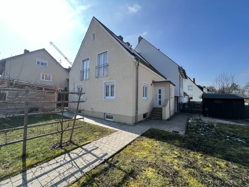 First-Eingangsseite - Haus kaufen in Karlsfeld - **Kompaktes Haus mit 2 Wohneinheiten - Karlsfeld** Großzügiger Garten - nahe Karlsfelder See