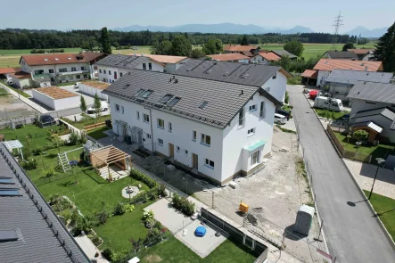 Der Blick von Nord- Westen - Haus kaufen in Schechen - NEUBAU- Reiheneckhaus in Schechen/Mühlstätt - Vorzüge des ländlichen Wohnens mit guter Infrastruktur