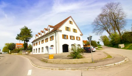 Hausansicht mit Stellplätzen - Wohnung kaufen in Kutzenhausen - WUNDERBARER, WEITLÄUFIGER DACHBODEN IN NETTER LAGE ..... zum Ausbau