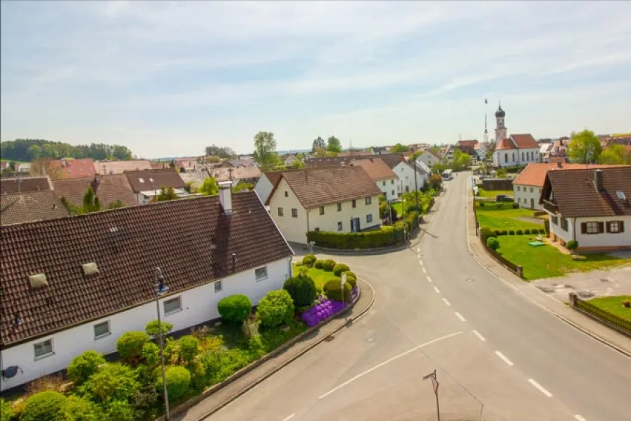 Ausblick - Wohnung kaufen in Kutzenhausen - WUNDERBARER, WEITLÄUFIGER DACHBODEN IN NETTER LAGE MIT PARKPLÄTZEN UND AUFZUG ..... zum Ausbau