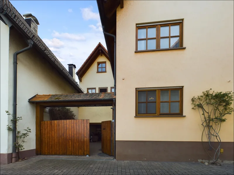 Außen 02 - Haus kaufen in Großwallstadt - Einladendes Zuhause mit idyllischem Innenhof und modernem Komfort!