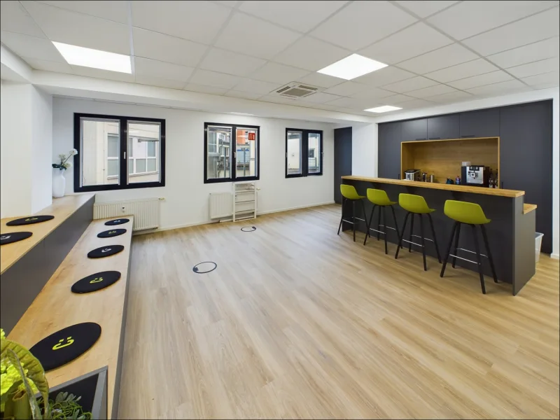 Offene Küche - Büro/Praxis mieten in Aschaffenburg - PROVISIONSFREI: moderne ca. 250 m² große Bürofläche mit Klimaanlage in Aschaffenburger Innenstadt
