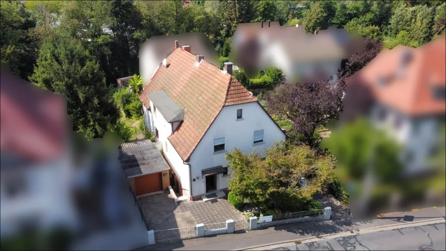 Frontansicht - Haus kaufen in Hösbach - Zeitlose Eleganz: 40er-Jahre Doppelhaushälfte mit charmantem Vorgarten