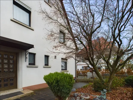 Außenansicht - Haus kaufen in Hösbach - Zeitloser Charme: Doppelhaushälfte aus den 40er Jahren