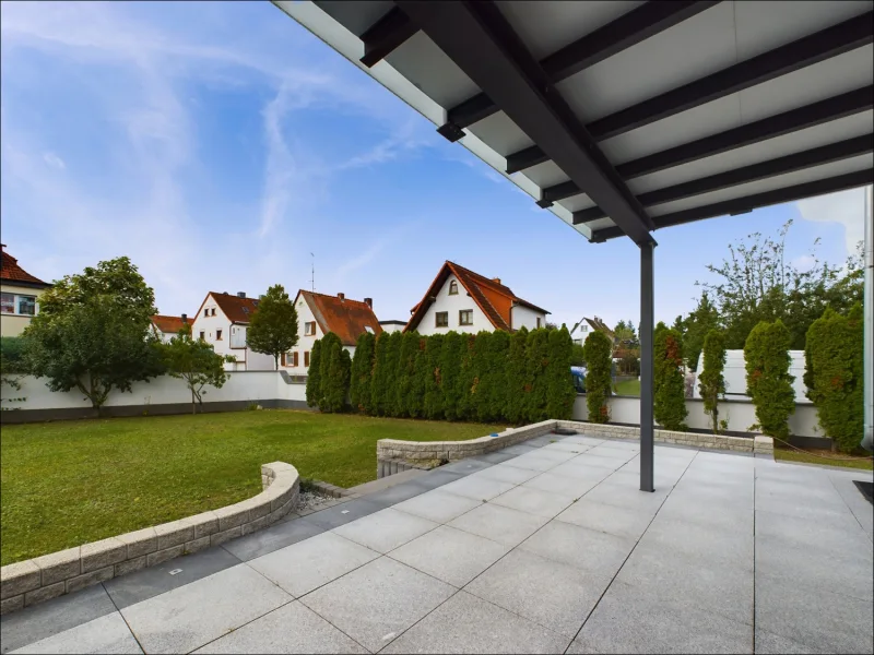 Hauptterrasse & Garten - Haus kaufen in Großostheim - Exklusives Familienanwesen in Top-Lage: 353 m² Wohnfläche, Einliegerwohnung und große Terrasse