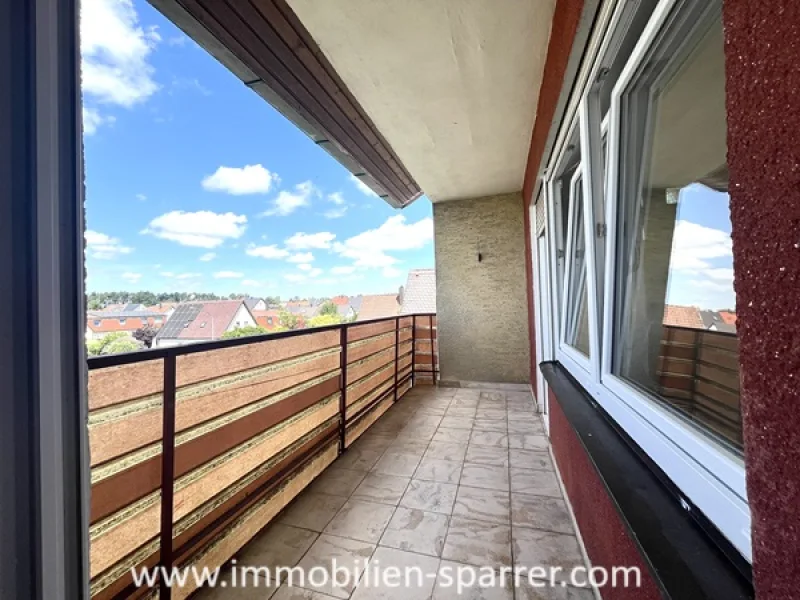  - Wohnung kaufen in Weiden - GERÄUMIGE 4-ZIMMER-WOHNUNG MIT BALKON UND GARAGE AM HAMMERWEG